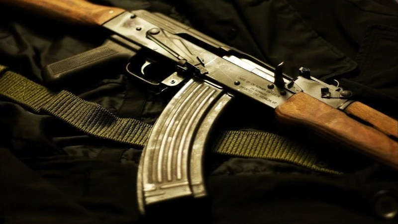 Πολυβολισμοί και μάχες σώμα με σώμα στην Αθήνα – Μίλησαν τα ΑΚ-47